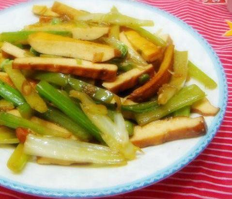 芹菜怎麼炒好吃？15種芹菜吃法，好吃到舔盤