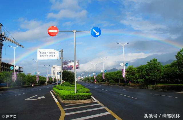 服務員把拾荒老人請進店避雨，老闆娘大聲呵斥，老闆出來連忙下跪