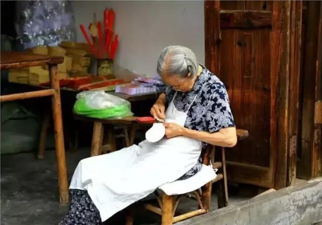 結婚那晚，我打開鄉下外婆給我的「紅包」後，頓時泣不成聲
