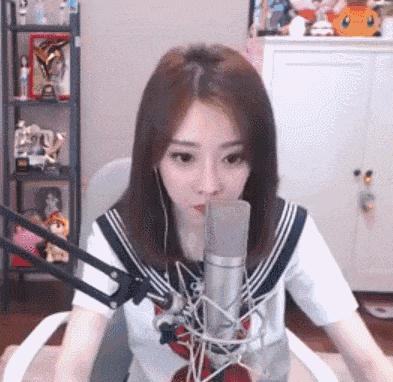 女主播吃雞被殺後的表情都是啥樣？馮提莫和Miss就是兩個極端