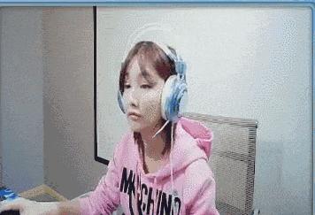 女主播吃雞被殺後的表情都是啥樣？馮提莫和Miss就是兩個極端