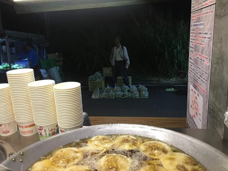 橘子一包50，大媽掏30殺價，店家看不下去仗義執言讓人大讚！