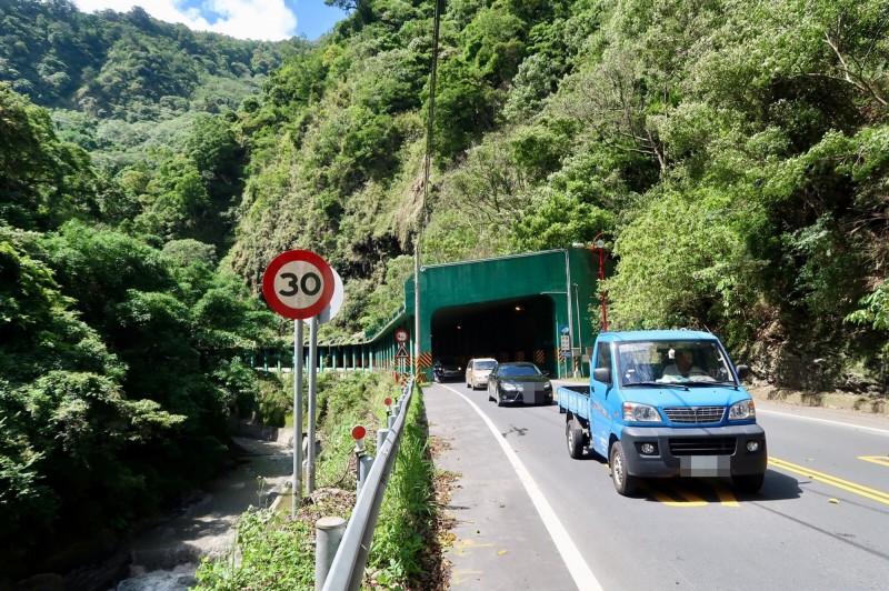 連假上武嶺跑山！沿途見「2串香蕉+2條魚」擺出奇特陣法 , 網友看完急勸「別碰快逃」：會被纏上的！