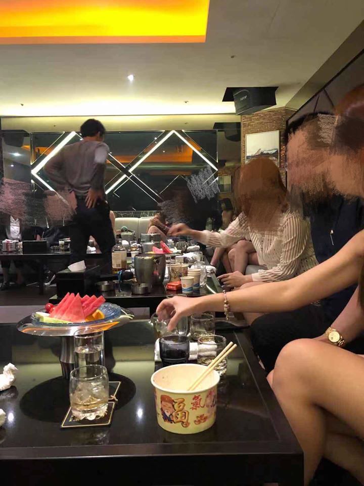 和朋友聚會卻驚見綠臉女鬼！他嚇尿問通靈師：還有小的...