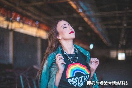 男友月薪5萬，工資不夠女友零花，女友「我花你點錢很正常」 !