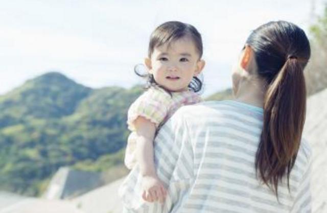 過年給婆婆萬元紅包，翻了翻女兒和侄子的壓歲錢，我抱起女兒就走