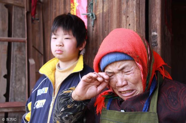 妻子不孕我提離婚，兩年後偶遇岳母帶著孩子，我求她卻已無事於補