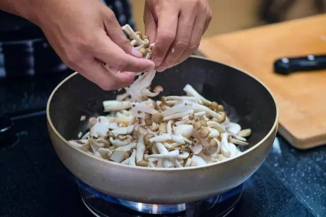 又一道好吃得飆淚的美食！| 白酒蘑菇雞