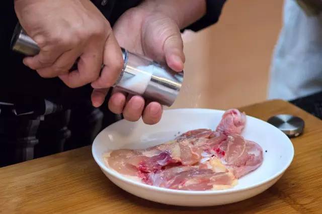 又一道好吃得飆淚的美食！| 白酒蘑菇雞