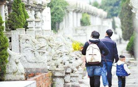 婆婆來帶孩子，一分錢不要我給，幼兒園放學孩子指一地方，我痛哭