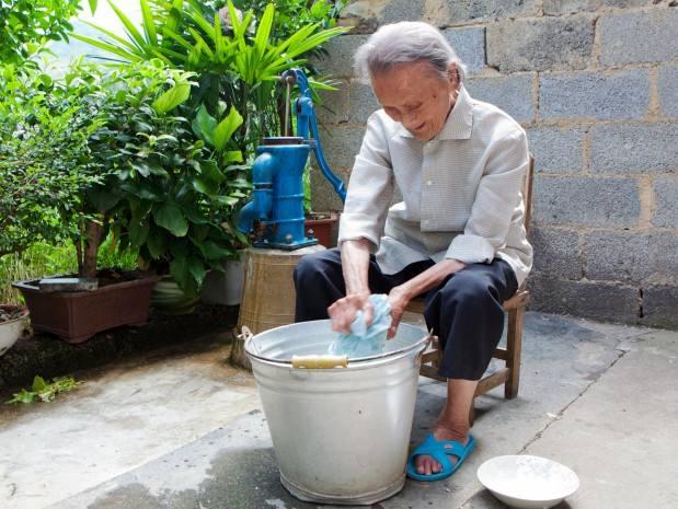 婆婆來帶孩子，一分錢不要我給，幼兒園放學孩子指一地方，我痛哭