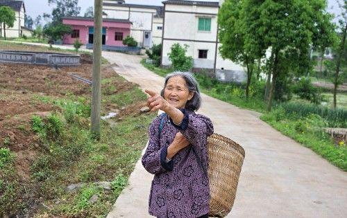 睡前突然肚子疼，婆婆捂嘴笑，俺指指垃圾桶，老公給婆婆急了眼