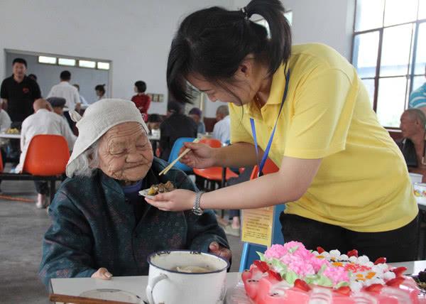 「70歲老人臥病在床子女視而不見」，養兒防老，才是最大的謊言