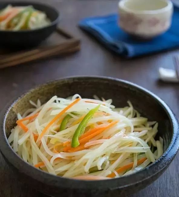 切土豆絲我教你一招，2分鐘切得又細又快，分分鐘秒殺飯店