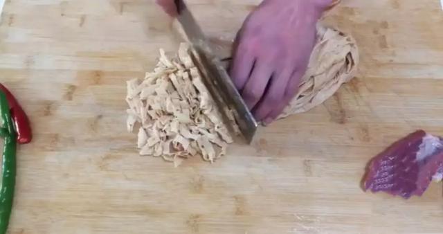 豆腐皮怎樣做才好吃？教你一個最簡單的家常做法，越吃越上癮！ 