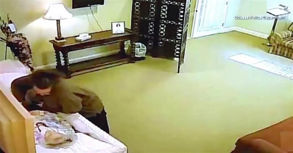 陌生女子走進靈堂對遺體做了「噁心事情」，原以為神不知鬼不覺，卻被攝像機錄下，讓大家看見了人性的黑暗面！