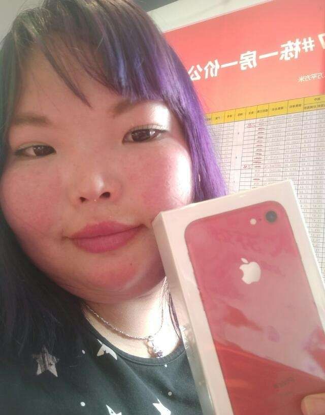 胖妹參加校花比賽以「4字超狂自介」擊敗露奶妹，一天狂吸30萬票「逆襲得冠軍」讓其他正妹都傻眼！