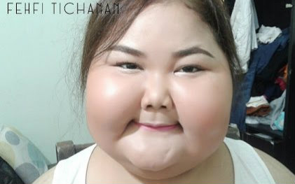 泰國大臉妹自信教人化妝 ，「完妝臉蛋」變這樣…網友看呆了！