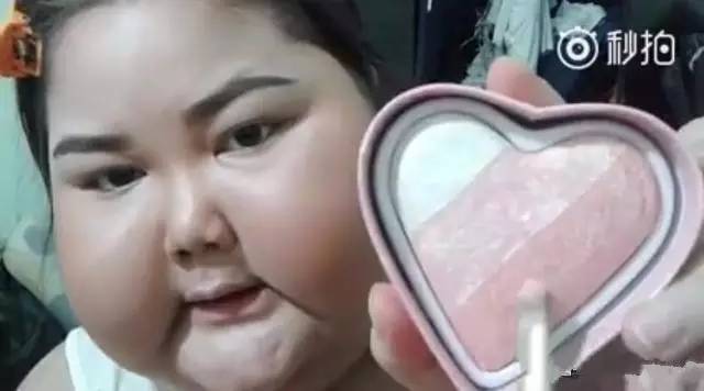 泰國大臉妹自信教人化妝 ，「完妝臉蛋」變這樣…網友看呆了！
