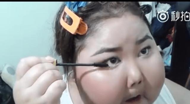 泰國大臉妹自信教人化妝 ，「完妝臉蛋」變這樣…網友看呆了！